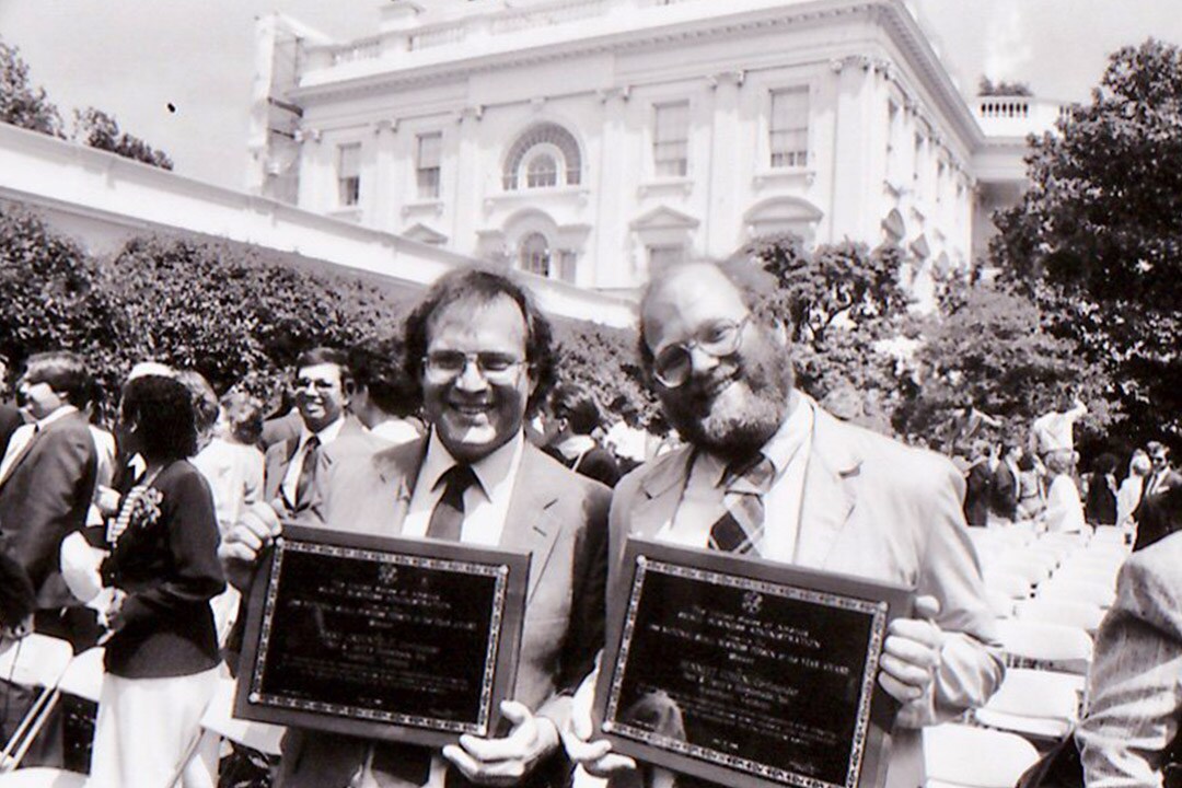 Ben & Jerry che tengono in mano le loro targhe della premiazione